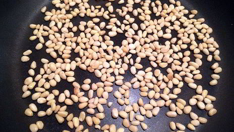 клубничный джем с базиликом и кедровыми орешками