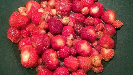 клубничный джем с базиликом и кедровыми орешками