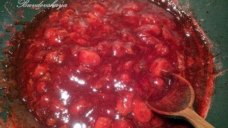 клубничный джем с базиликом и кедровыми орешками