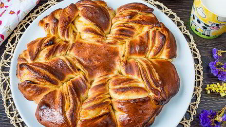 крученая булка с абрикосовым джемом