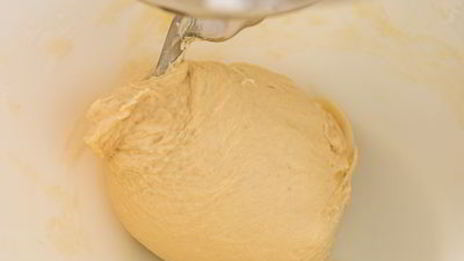 крученая булка с абрикосовым джемом