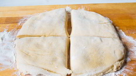 крученая булка с абрикосовым джемом