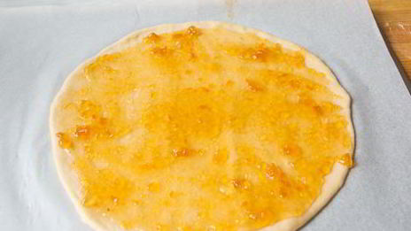 крученая булка с абрикосовым джемом