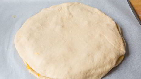 крученая булка с абрикосовым джемом