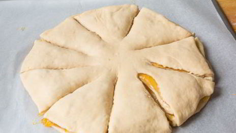 крученая булка с абрикосовым джемом