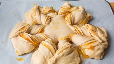 крученая булка с абрикосовым джемом