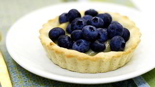 Лимонные корзиночки с черникой и джемом