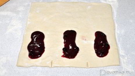 полоски с джемом из слоеного теста