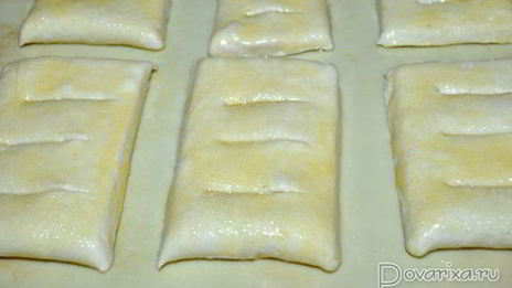 полоски с джемом из слоеного теста