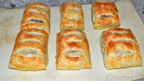 полоски с джемом из слоеного теста