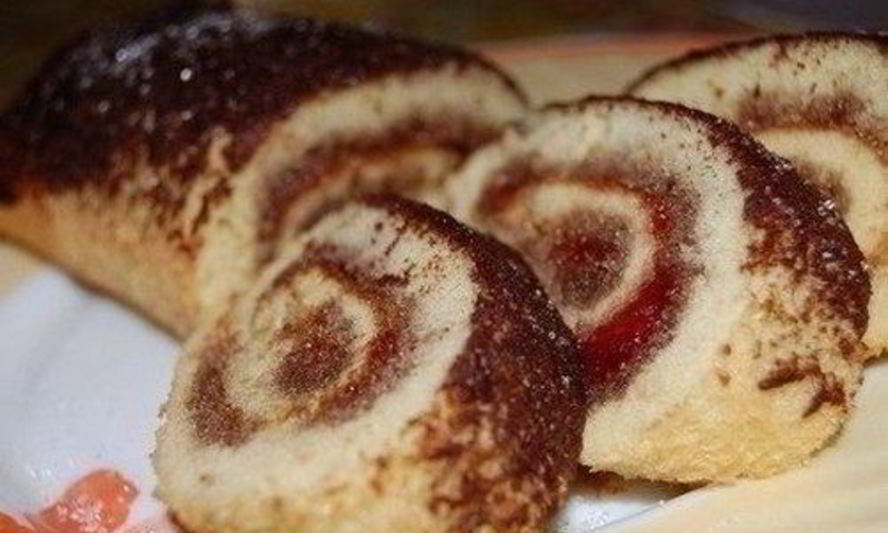 Рецепт рулет с джемом к чаю за 15 минут