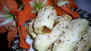 Слоистые лимонные рулетики с джемом и орехами