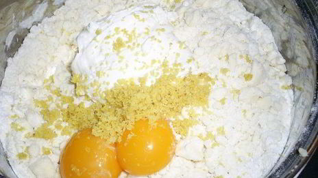 слоистые лимонные рулетики с джемом и орехами