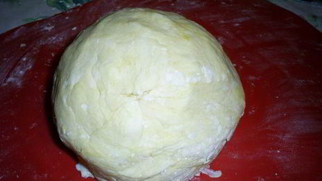 слоистые лимонные рулетики с джемом и орехами