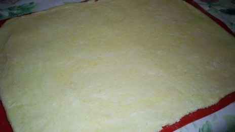 слоистые лимонные рулетики с джемом и орехами