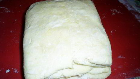 слоистые лимонные рулетики с джемом и орехами