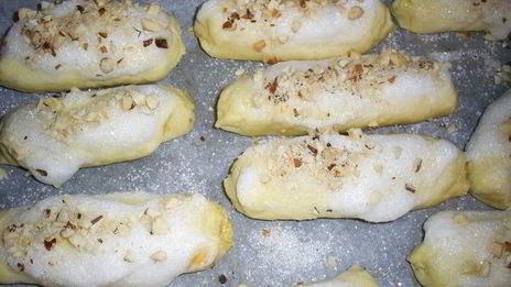 слоистые лимонные рулетики с джемом и орехами