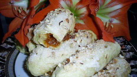 слоистые лимонные рулетики с джемом и орехами