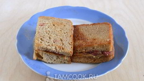 тосты с арахисовым маслом и джемом