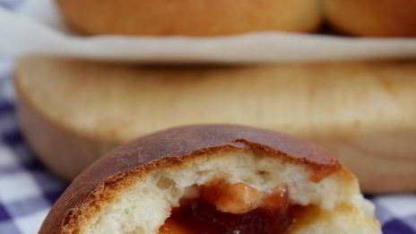 ванильные сдобные булочки с джемом