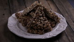 Гозинаки — грецкие орехи с медом