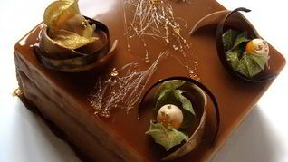 Карамельный муссовый торт с компотом из абрикоса и фундуком