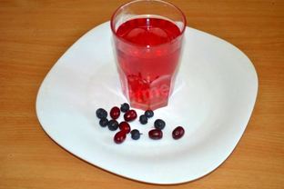Компот из кизила и черной смородины
