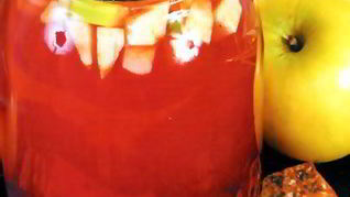 Компот из красной смородины и яблок