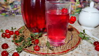 Компот из вишни и черной смородины