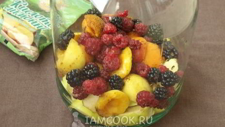 компот из яблок, абрикосов и ягод на зиму