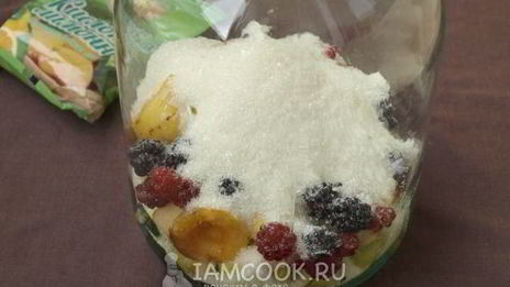 компот из яблок, абрикосов и ягод на зиму