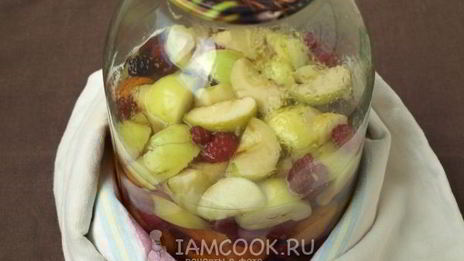 компот из яблок, абрикосов и ягод на зиму