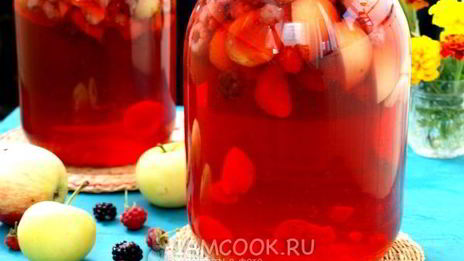 компот из яблок, абрикосов и ягод на зиму