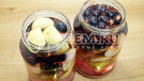 компот из яблок и черной смородины
