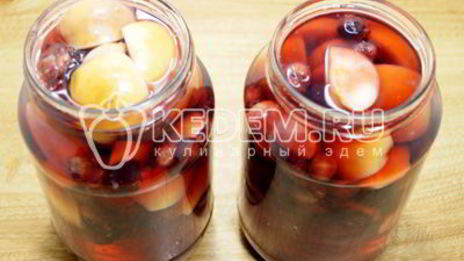 компот из яблок и черной смородины