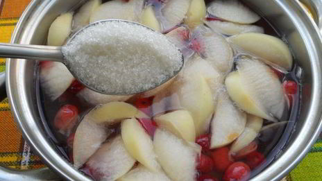 компот из яблок и кизила с мятой