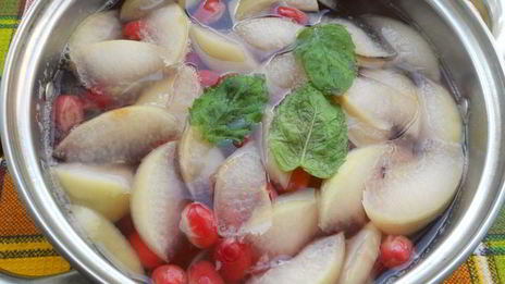 компот из яблок и кизила с мятой