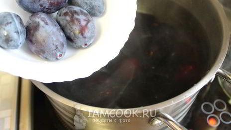 сливовый компот с косточками на зиму