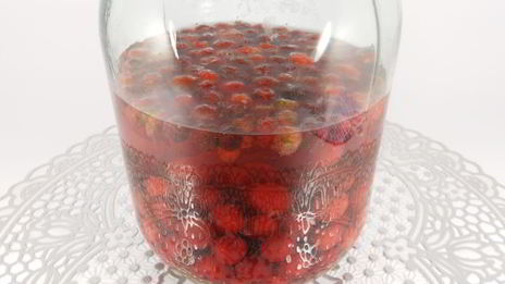 вишнево-клубничный компот с мятой на зиму