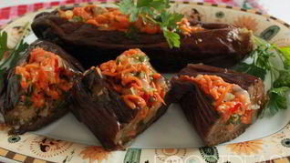 Квашеные баклажаны, фаршированные морковью и чесноком на зиму