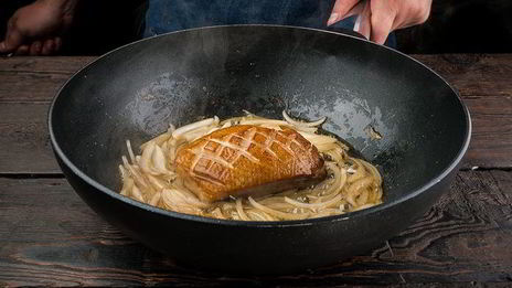 пряная утиная грудка, тушеная в лечо