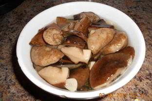 Грибы маринованные