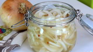 Маринованный лук в уксусе