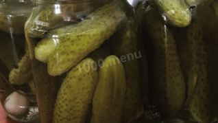 Маринованные огурцы в банках с гвоздикой