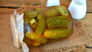 Маринованные огурцы в литровых банках