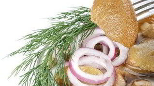 Маринованные шляпки шампиньонов с белом вине и фенхеле