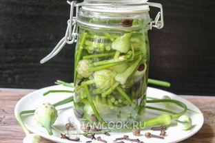 Маринованные стрелки чеснока