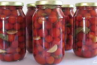 Помидоры маринованные с чесноком