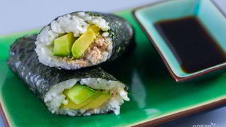 Консервированный тунец с рисом и авокадо