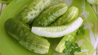 Малосольные огурчики в кастрюле